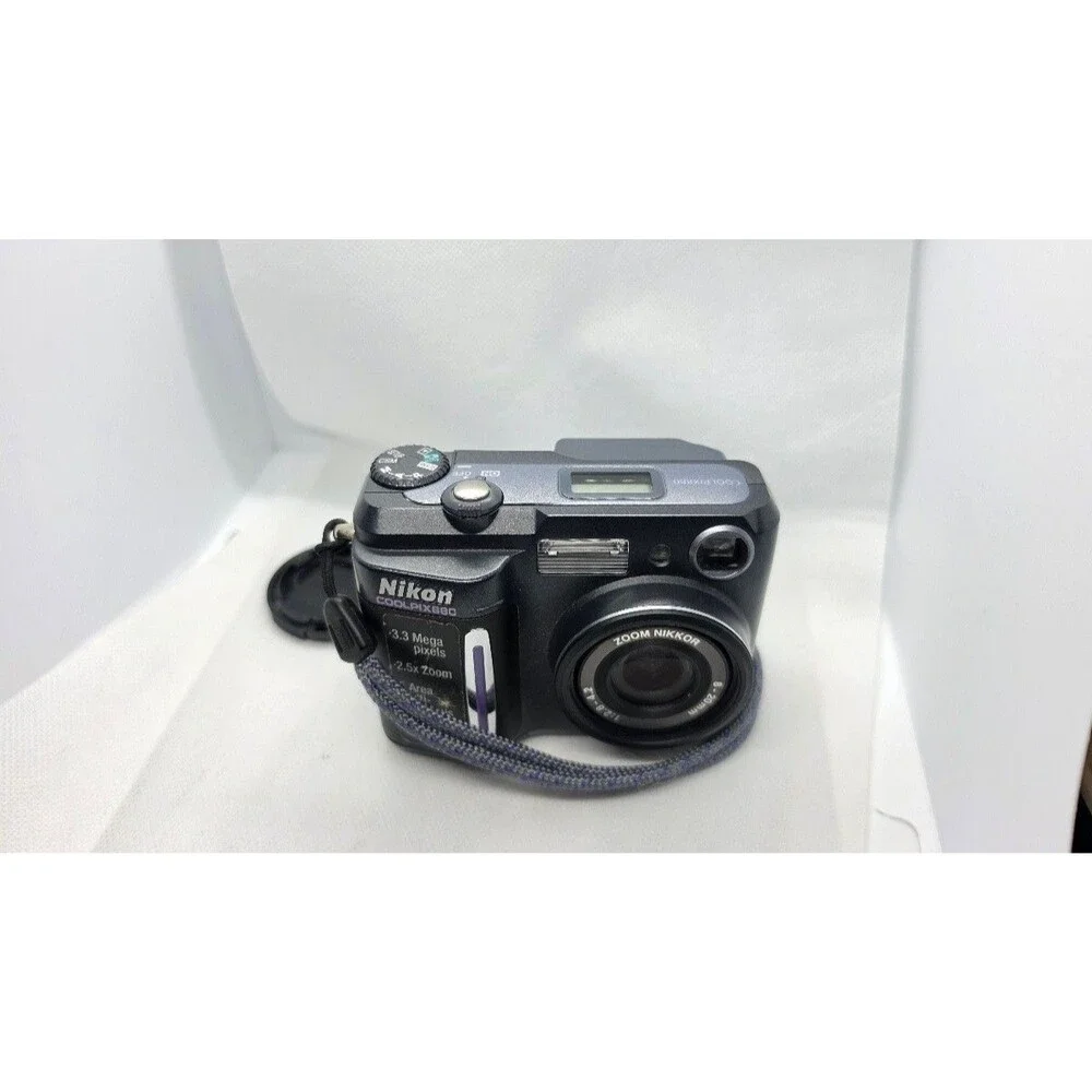 Nikon COOLPIX 880 Compact Digital Camera 3.3MP 2.5x Zoom - Untested/No Battery